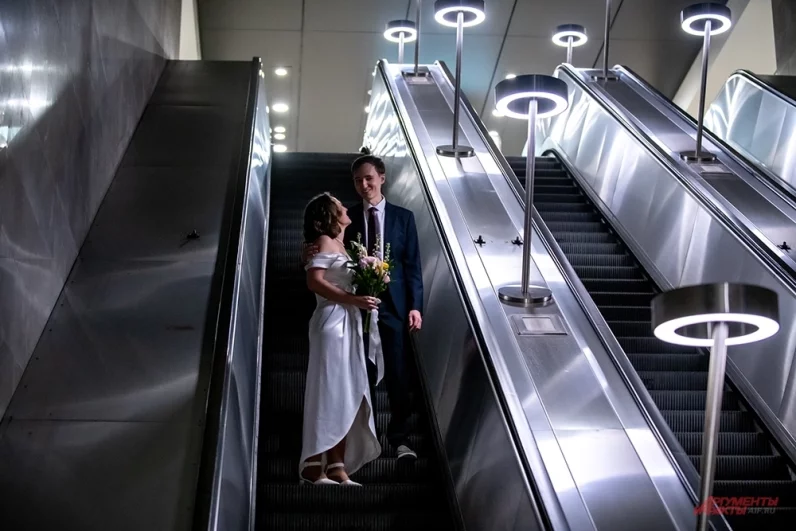 Церемония стала возможной благодаря городскому проекту «Новые адреса счастья». Торжественные регистрации на станциях метро проходят ночью, чтобы не мешать пассажирам.