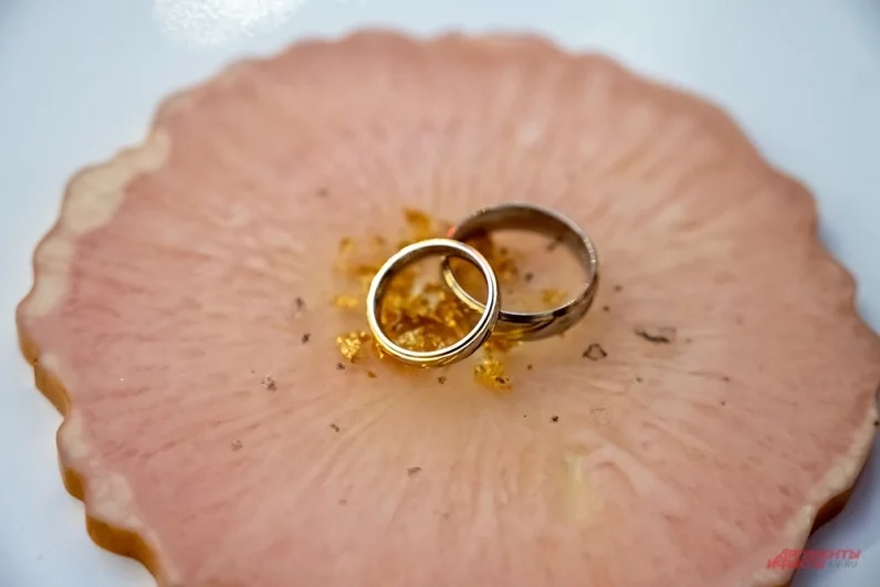 «Московский транспорт участвует в проекте мэра Москвы Сергея Собянина «Новые адреса счастья» с 2021 года. За это время на площадках метро заключили брак более 100 пар», — сказал заммэра Максим Ликсутов.