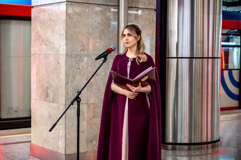 Провела церемонию сотрудник Дворца бракосочетаний №1. Кстати именно сюда нужно обращаться, если хочется пожениться по одному из «новых адресов счастья».