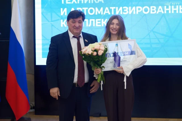 Премии имени Владимира Григорьевича Шухова молодым белгородским ученым вручал спикер областной Думы Юрий Клепиков.