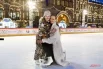 Москвичи приходили на ГУМ-каток целыми семьями. Вот, например, модель и телеведущая Елена Кулецкая приехала на закрытие катка вместе с дочерью.