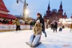 Москвичи признаются: они часто бывали этой зимой на ГУМ-катке, потому что нигде так ярко не чувствуется атмосфера новогодних праздников и зимы, как на Красной площади.
