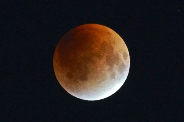 Полные лунные затмения нельзя назвать очень редкими — они случаются примерно раз в два-три года. Затмение 3 марта — единственный случай в этом году, когда спутник скроется целиком за нашей планетой.