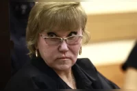 Сама осуждённая называет приговор «позором» и обещает бороться дальше, утверждая, что дело сфабриковано, чтобы скрыть теневые активы высокопоставленного чиновника и его окружения. 