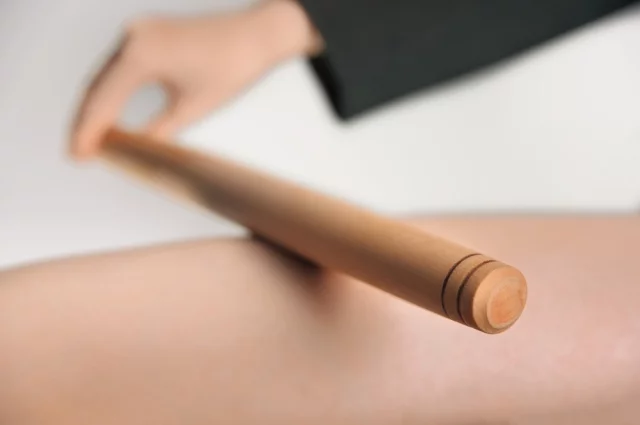 Самая полезная телесная практика для весны — отстукивание тела деревянной палкой.