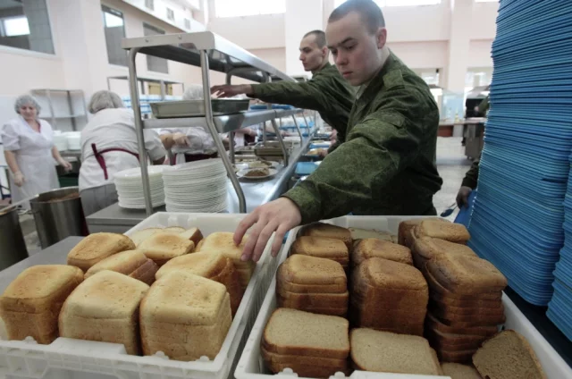 Железа в ржаном хлебе больше, чем в говядине, яйце. 