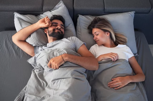 Мнения по поводу совместного ночного сна супругов у специалистов разделяются.