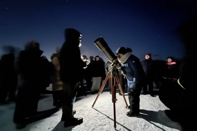 Посмотреть в небо каждый раз приезжают сотни псковией