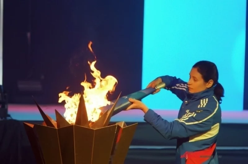 Огонь вспыхнул под бурные аплодисменты трибун.