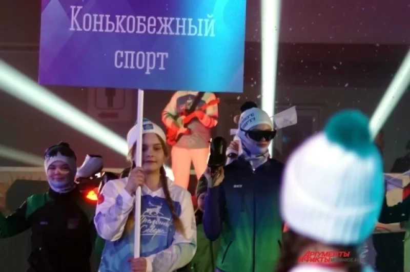 Затем на арену вышли спортсмены, принимающие участие в стартах Праздника Севера: хоккеисты, биатлонисты, лыжники, фигуристы, горнолыжники, саамы, велосипедисты.