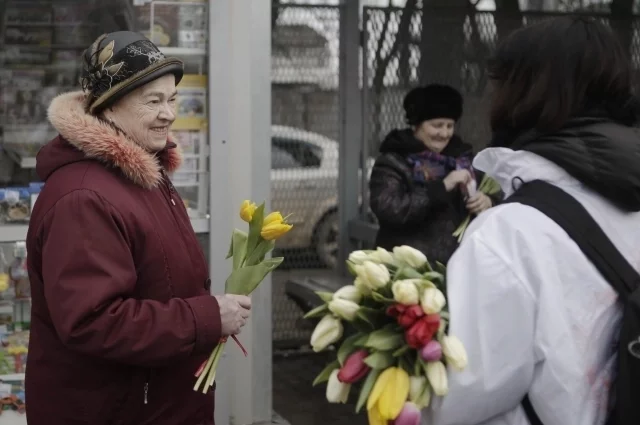Восьмого марта псковичкам каждый год дарят тюльпаны на улицах города