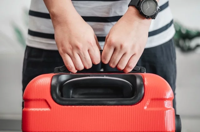 Девушка не успевала на самолёт.