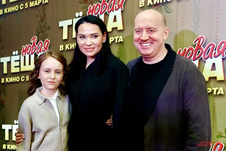 Актер Сергей Бурунов с супругой и дочерью.