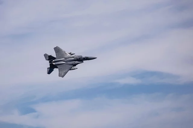 В воздушном пространстве Кувейта были сбиты три американских истребителя F-15. 