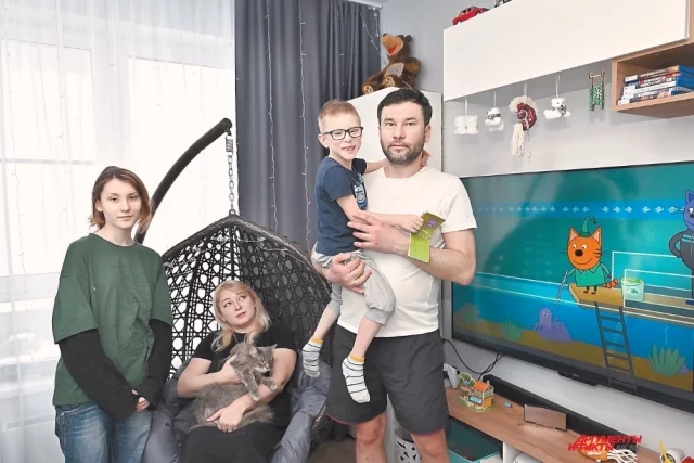 Семья Кушаевых переехала в новую квартиру в 2024-м и с тех пор не нарадуется.