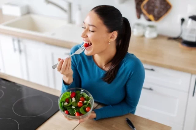 Некоторые фрукты и овощи полезнее готовить и употреблять прямо с кожурой — это значительно повышает поступление клетчатки, витаминов, в частности C и A, и антиоксидантов.