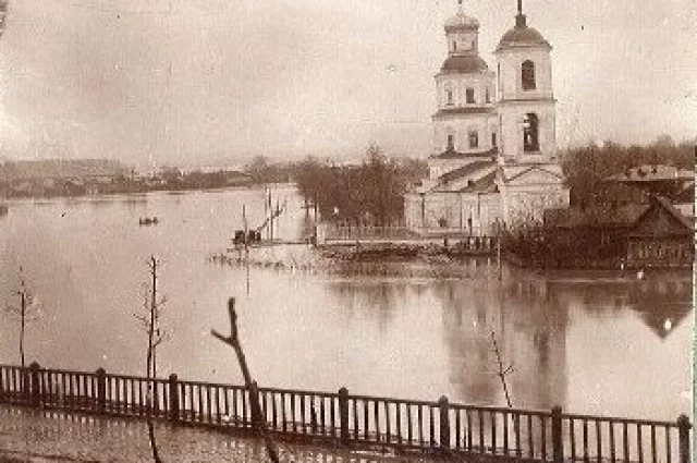 В начале XX века река Пенза часто выходила из берегов, Казанская церковь на Песках была окружена водой.