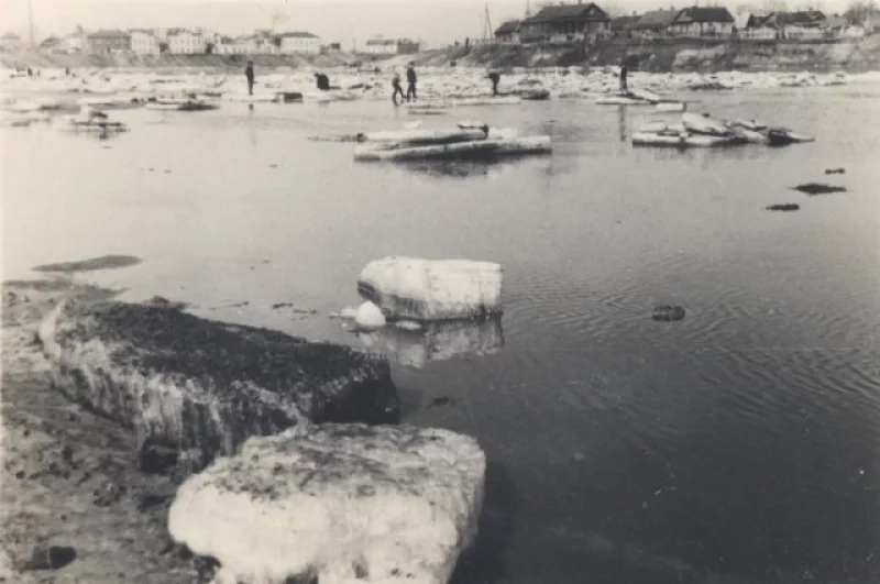 1948 г. Ледоход на Суре в Пензе. Мальчишки на свой страх и риск катаются на льдинах.