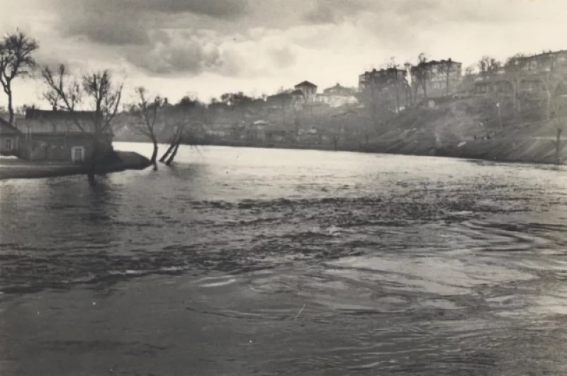 1948 г. Разлив реки Суры в Пензе. Бурный поток. 