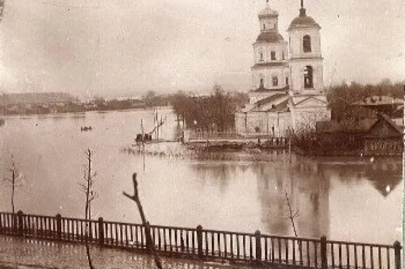 1915 г. Разлив реки Пензы. Вода подступает к Казанской церкви на Песках.