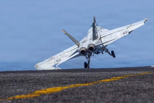 Истребитель F/A-18E Super Hornet готовится к взлету с полетной палубы авианосца ВМС США класса Nimitz USS Abraham Lincoln. 