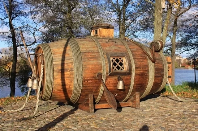 Испытание «потаённого судна» происходило в 1721 году в присутствии Петра I на реке Неве у Галерного двора.