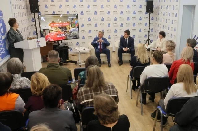 Губернатор Михаил Котюков встретился с волонтёрами и поблагодарил их за помощь.