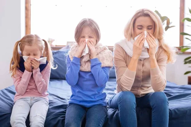 К сожалению, нет средств, которые помогают быстрее вылечить насморк и сократить этот срок.