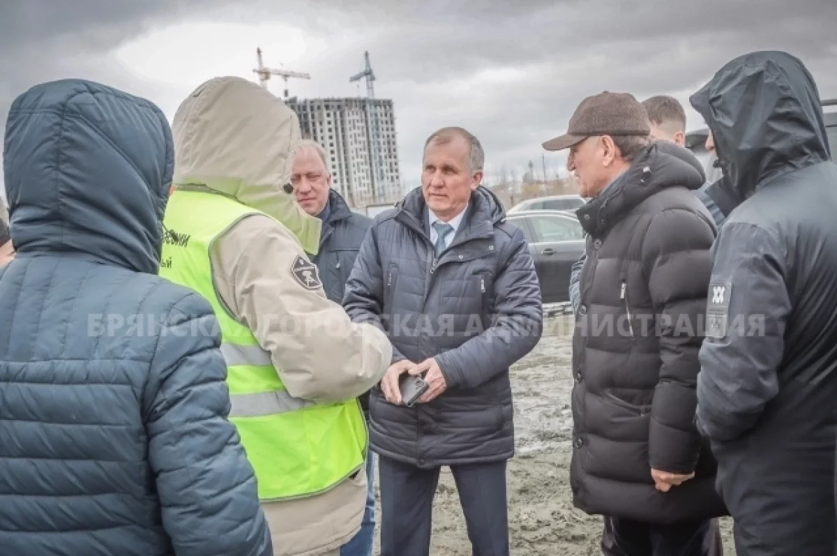 Мэр Брянска проинспектировал ход строительства детсада на улице Бурова