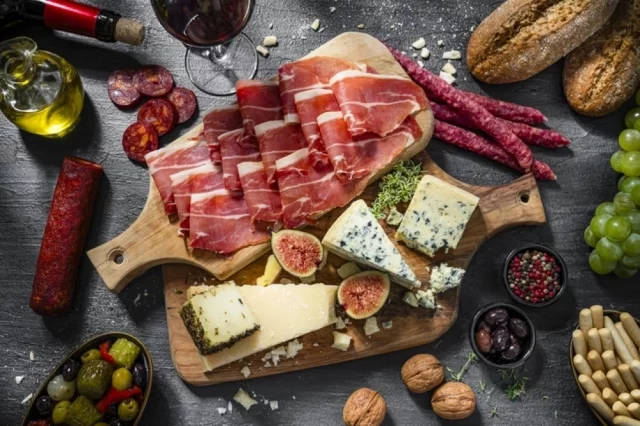 Даже один бокал вина — нагрузка на организм. Но в сочетании с некоторыми продуктами эта нагрузка может стать критической.