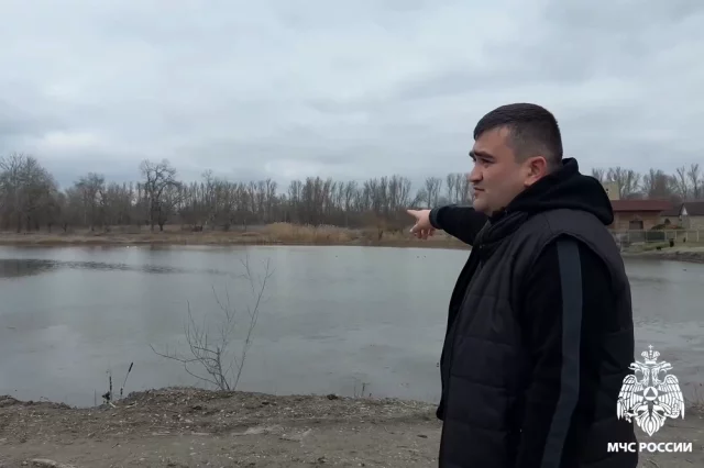 В тот день Абачев гулял у озера с женой и маленьким сыном.