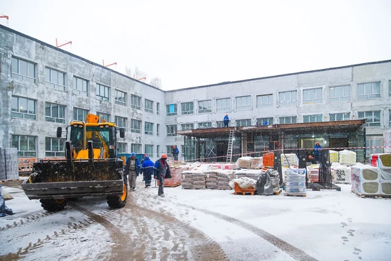 Реконструкция школы началась в мае 2025 года. До начала следующего учебного года в ней обновятся фасад и крыша, все коммуникации, двери, полы и отделку.