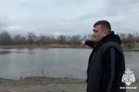 В тот день Абачев гулял у озера с женой и маленьким сыном.