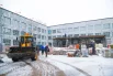 Реконструкция школы началась в мае 2025 года. До начала следующего учебного года в ней обновятся фасад и крыша, все коммуникации, двери, полы и отделку.
