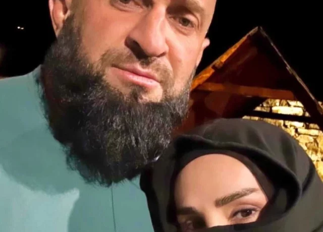 Ранее блогер публиковал фото с супругой, но похоже отношения дали трещину.