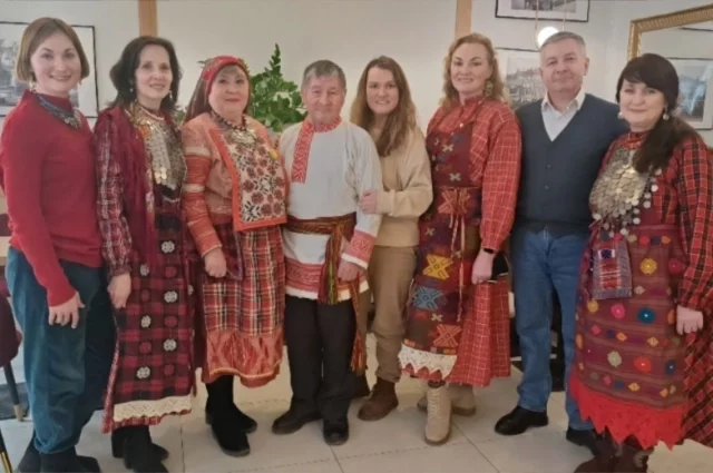 В Северной столице теперь знают, что такое перепечи, кто такие удмурты и как звучит их речь. На снимке - Марина Того, Светлана Голубева, Нина Шевнина, Владимир Стрелков, Марина Сизова (АиФ-Удмуртия), Ольга Яковель, Алексей Серебренников, Елена Чернова. 