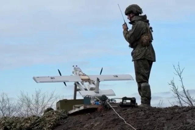 Расчёт БПЛА «Молния-2» выполняет боевую задачу. 