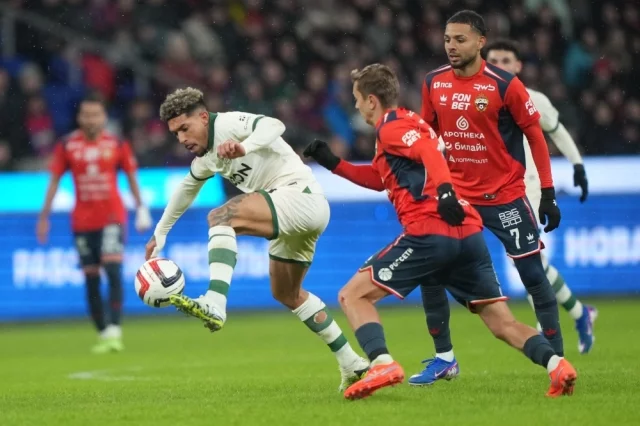 Дуглас Аугусто (Краснодар), Иван Обляков (ЦСКА) и Матеус Алвес (ЦСКА) в полуфинальном матче Кубка России по футболу «Путь РПЛ» в Москве.