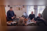 По версии следствия, они получали взятки от коммерсантов за право организовывать фотосъемку на популярных экскурсионных теплоходах.