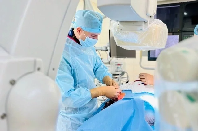 К операции привлекли хирурга-онколога Сургутской ОКБ Егора Ракова. 