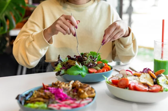 Включите в свой рацион достаточное количество овощей, зелени и качественного белка.