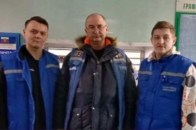 Вся бригада – медбрат, водитель, врач – действовали очень быстро и слаженно. Для медбрата и доктора это происшествие можно назвать первым боевым крещением, ведь они работают на скорой совсем недавно.