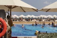 «Люди спокойно отдыхают, никто в бомбоубежищах не прячется».