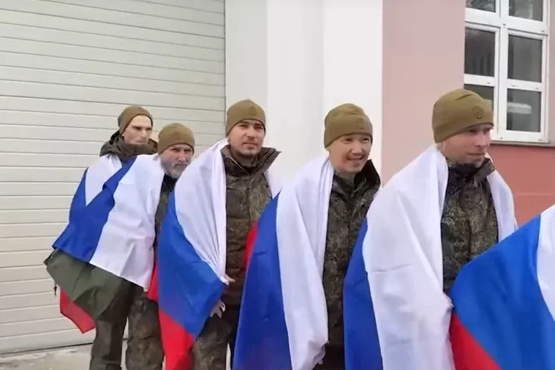 200 российских военнослужащих возвращены с подконтрольной Киеву территории.