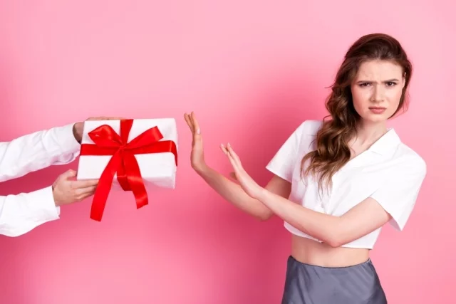 Некоторые подарки стали своеобразной классикой дурного тона. 