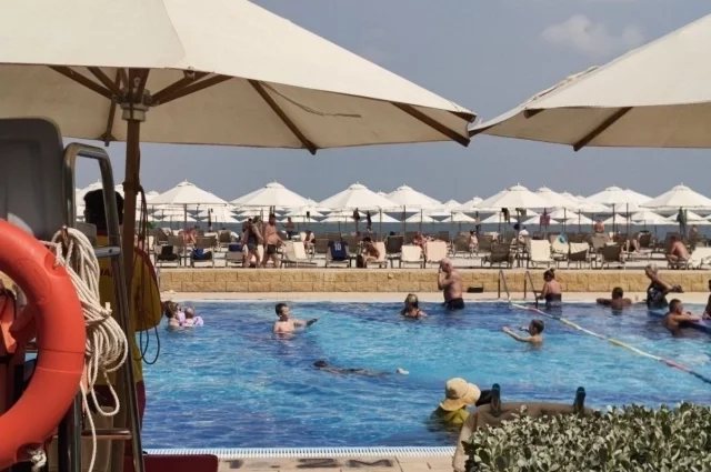 «Люди спокойно отдыхают, никто в бомбоубежищах не прячется».