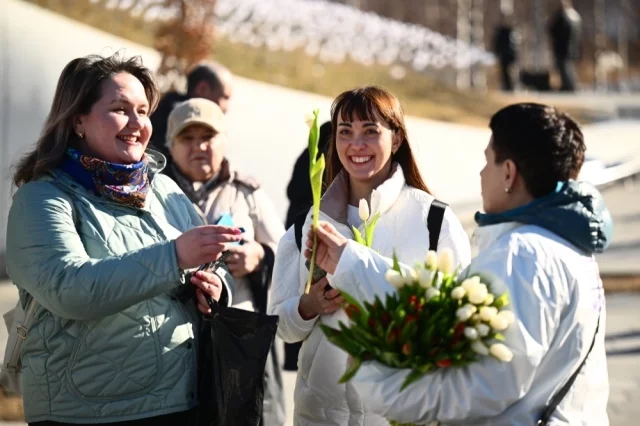 Если хотите получить приятный подарок прямо посреди неспешной прогулки — отправляйтесь на ВДНХ.