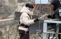 ...Тот самый волнительный момент, когда Мария не решается спрыгнуть и отступает назад.