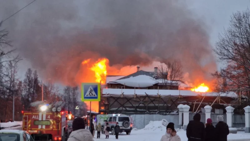 в Петрозаводске произошёл пожар в одном из старейших зданий.