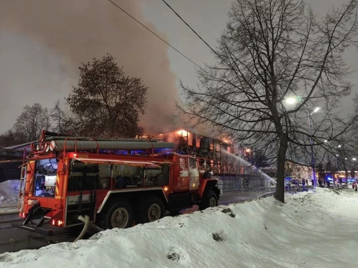 До сих пор продолжается проливка конструкций.